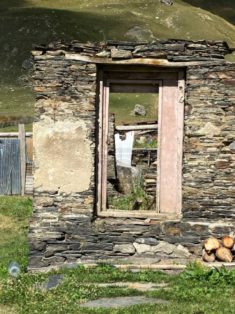 Téléchargez les photos : Vue bizarre à travers une vieille porte cassée, Mestia, Svaneti, Géorgie. Photo de haute qualité - en image libre de droit