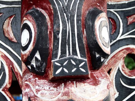 Schnitzerei der Figur des Batak-Jägers mit traditionellen Farben und dem Design dieser ethnischen Gruppe von der indonesischen Insel Sumatra. Hochwertiges Foto