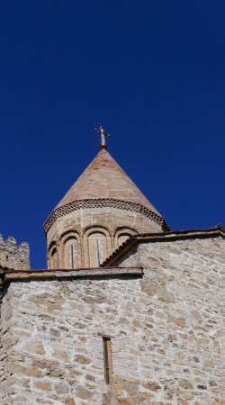 Turm des Gergeti-Klosters, Stepantsminda, Kasbegi, Georgien. Hochwertiges Foto