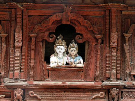 Detalle del templo intrincadamente tallado con el hombre y la mujer hindúes, Patan, Nepal. Foto de alta calidad