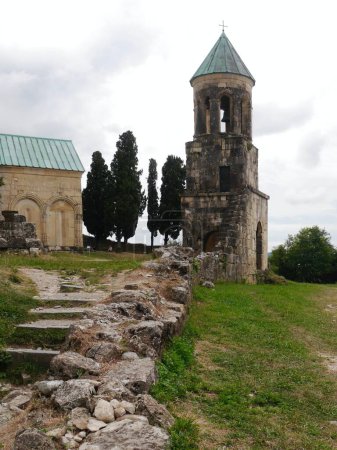 Weg zum Turm in der Nähe des Gergeti-Klosters, Stepantsminda, Kasbegi, Georgien. Hochwertiges Foto