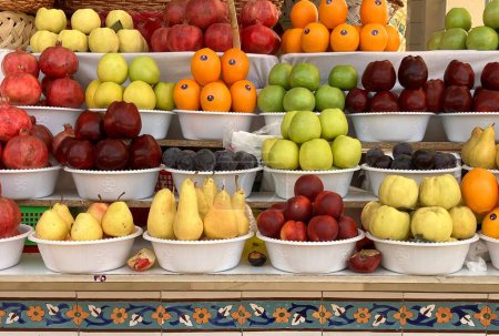 Selección de cuencos de fruta fresca, mercado Chorsu, Tashkent, Uzbekistán. Foto de alta calidad