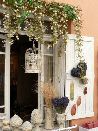 Großaufnahme eines attraktiven Schaufensters mit Lavendel, Arles France. Hochwertiges Foto