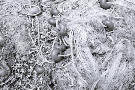 Nahaufnahme verworrener Fischernetze in schwarz-weiß, Korfu, Griechenland. Hochwertiges Foto