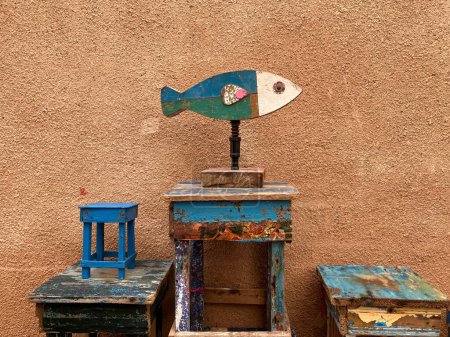 Téléchargez les photos : Gros plan de la décoration originale en bois de poisson dans la rue, Essaouira, Maroc. Photo de haute qualité - en image libre de droit