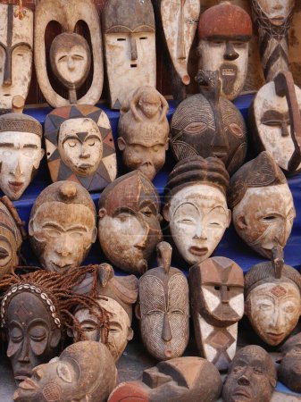 Gruselig geschnitzte afrikanische Gesichtsmasken, die in der Medina von Essaouira, Marokko, verkauft werden. Hochwertiges Foto