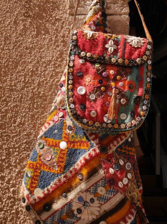 Zwei Taschen mit Knöpfen und Muscheln zum Verkauf in der Medina, Essaouira, Marokko. Hochwertiges Foto