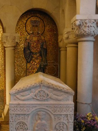 Reizvoller Innenraum der Dreifaltigkeitskirche Gergeti, Kasbegi, Georgien. Hochwertiges Foto