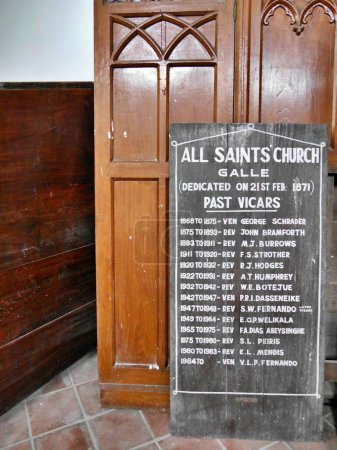 Foto de Entrada a la iglesia de Todos los Santos, Galle, Sri Lanka con lista de vicarios pasados. Foto de alta calidad - Imagen libre de derechos