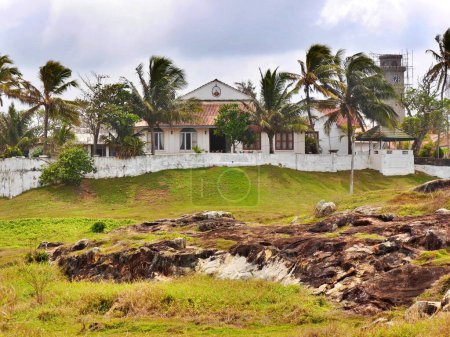 Foto de Antigua casa blanca rodeada de palmeras, Galle, Sri Lanka. Foto de alta calidad - Imagen libre de derechos