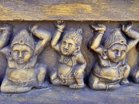 Figures ornées de minuscules êtres sur le mur du temple, Tissamaharama, Sri Lank. Photo de haute qualité