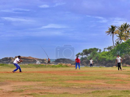 Foto de Niños jugando al cricket cerca de la costa, Galle, Sri Lanka. Foto de alta calidad - Imagen libre de derechos