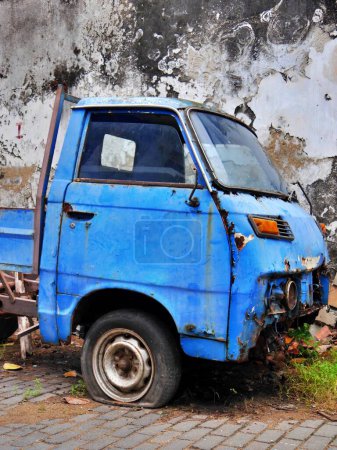 Téléchargez les photos : Camion bleu rouillé brisé à gauche au bord de la route, Galle, Sri Lanka. Photo de haute qualité - en image libre de droit