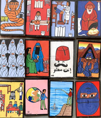 Foto de Humorísticos imanes originales de nevera a la venta en medina, Essaouira, Marruecos. Foto de alta calidad - Imagen libre de derechos