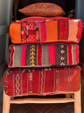 Montón de coloridos cojines hechos a mano a la venta, Essaouira, Marruecos. Foto de alta calidad