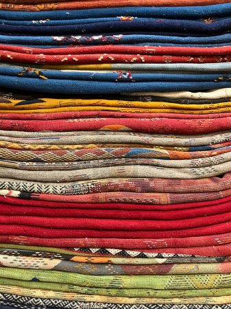 Großaufnahme eines Haufens bunter handgewebter Tücher, der in Essaouira, Marokko, zum Verkauf steht. Hochwertiges Foto