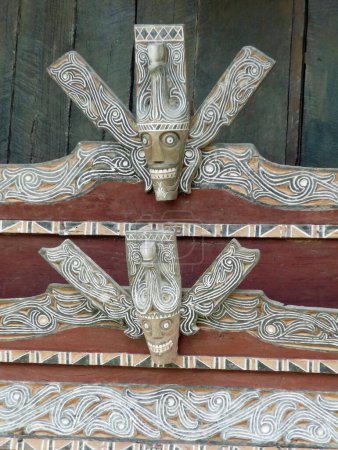 Schnitzerei der Figur des Batak-Jägers mit traditionellen Farben und dem Design dieser ethnischen Gruppe von der indonesischen Insel Sumatra. Hochwertiges Foto