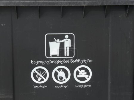 Großaufnahme eines Mülleimers mit georgischer Schrift darauf, Tiflis, Georgien. Hochwertiges Foto