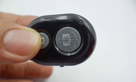 Téléchargez les photos : Bluetooth remote control camera shutter for smartphone - en image libre de droit