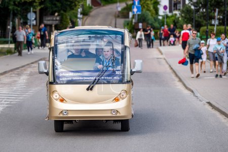 Téléchargez les photos : 2022.07.01, Pologne, Gdynia. un petit bus touristique transporte les touristes sur des excursions - en image libre de droit