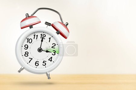 Zeitumstellung in Österreich, Frühling vor. Sommerzeit Konzept, vor weißem Hintergrund. Ein weißer Wecker mit Minutenzeiger zeigt an, dass die Zeit mit Kopierraum um eine Stunde vorverlegt wurde.