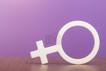 Gender-Symbol einer Frau. Frau Symbol auf lila Hintergrund mit Kopierraum. Das Konzept einer weiblichen Führungskraft oder die Gleichberechtigung der Geschlechter. Hochwertiges Foto