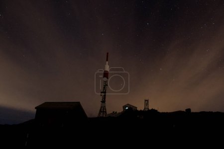 Silhouette d'un observatoire astronomique situé dans les montagnes des îles Canaries en Espagne. Ciel nocturne plein d'étoiles.