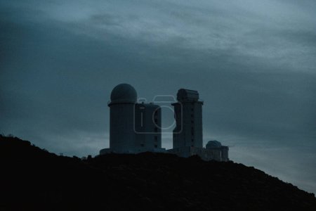 Silueta de un edificio observatorio astronómico situado en lo alto de las montañas de las Islas Canarias en España
