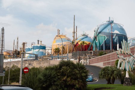 Moderne Farbstoffverbrennungsanlage in einem tropischen Land. Raffineriefabrik mit vertikal dampfenden Rohren auf den Kanarischen Inseln, Santa Cruz de Tenerife