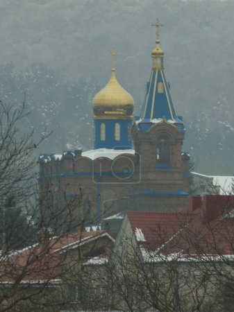 Téléchargez les photos : La vue de la fenêtre à la ville.Église vyatopokrovska (régiment) .Ancienne Église orthodoxe - en image libre de droit