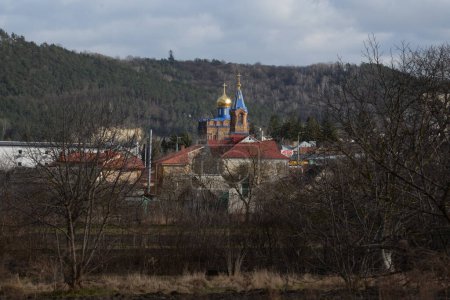 Téléchargez les photos : La vue de la fenêtre à la ville.Église vyatopokrovska (régiment) .Ancienne Église orthodoxe - en image libre de droit