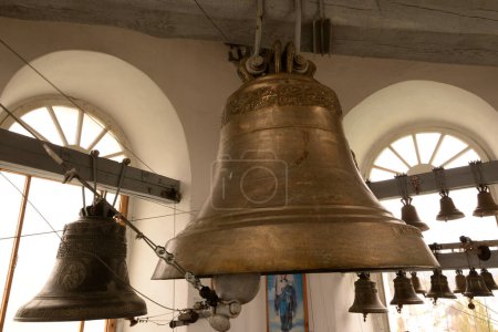 Téléchargez les photos : Church cast iron bells - en image libre de droit
