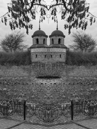 Der Turm der alten Burg. Wehrmauern der Burg Dubno  