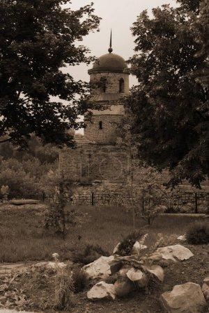 Der Turm der alten Burg. Wehrmauern der Burg Dubno