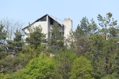 Winterwald. Holzhaus in der ukrainischen Dorf.Am Rande des Dorfes