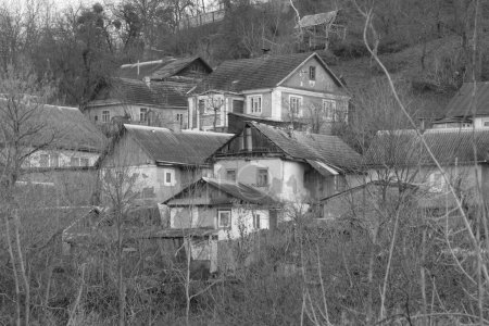 Holzhaus in der ukrainischen Dorf.Dorf am Waldrand
