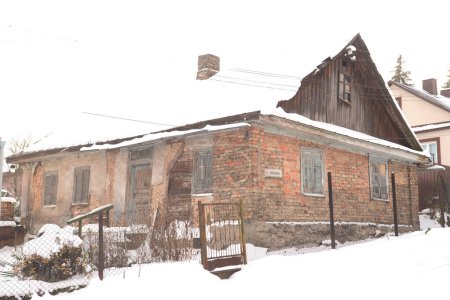 Casa de madera en el pueblo ucraniano.Aldea en el borde del bosque 