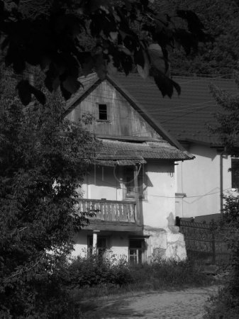 Holzhaus in der ukrainischen Dorf.Dorf am Waldrand        