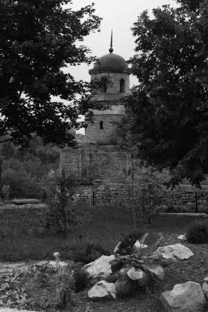 Der Turm der alten Burg. Wehrmauern der Burg Dubno