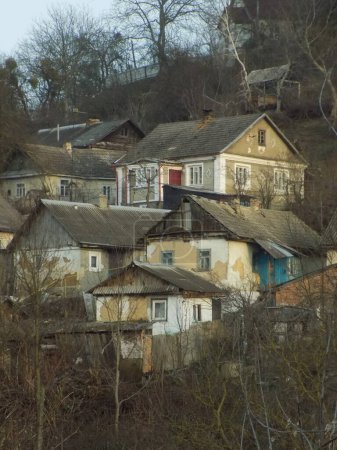 Maison en bois dans le village ukrainien.Village à la lisière de la forêt           