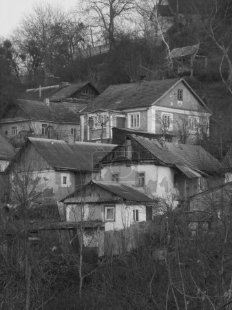 Holzhaus in der ukrainischen Dorf.Dorf am Waldrand           