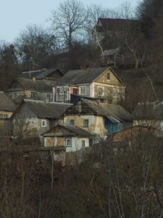 Holzhaus in der ukrainischen Dorf.Dorf am Waldrand           