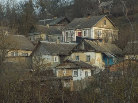 Casa de madera en el pueblo ucraniano.Aldea en el borde del bosque