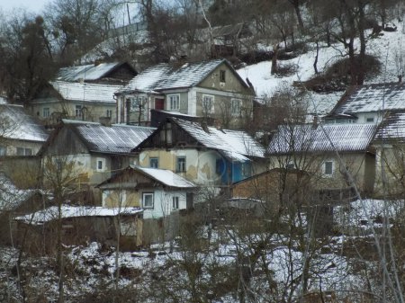 Holzhaus in der ukrainischen Dorf.Dorf am Waldrand  
