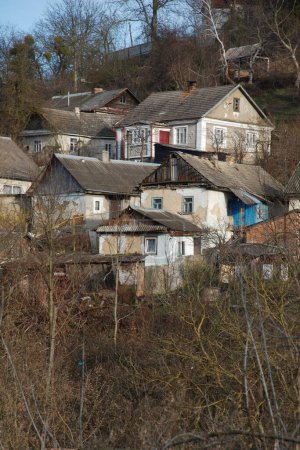 Maison en bois dans le village ukrainien.Village à la lisière de la forêt  