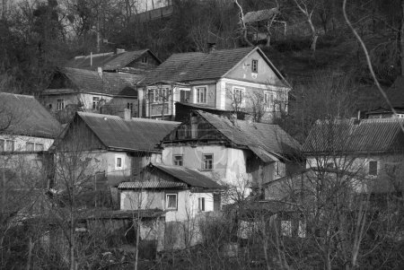 Casa de madera en el pueblo ucraniano.Aldea en el borde del bosque  