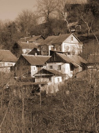 Holzhaus in der ukrainischen Dorf.Dorf am Waldrand            