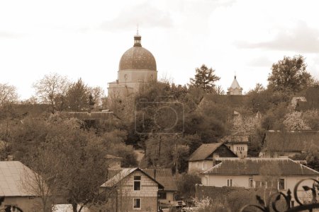 Kirche der Geburt der Jungfrau (Tunytska). Alte orthodoxe Kirche. Kirche am Rande des Dorfes. Holzhaus in der ukrainischen Dorf.Dorf am Waldrand
