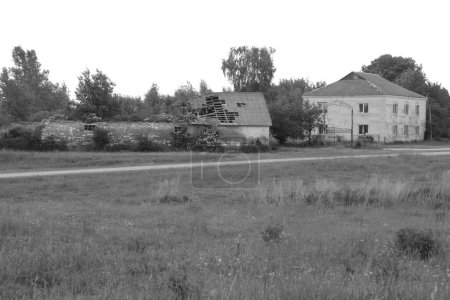 Holzhaus in der ukrainischen Dorf.Dorf am Waldrand 