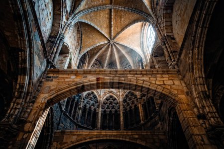 Téléchargez les photos : Castro Urdiales, Espagne - 15 août 2022 : Vue intérieure de l'église Santa Maria de la Asuncion. Vue en angle bas des arcs et des voûtes - en image libre de droit